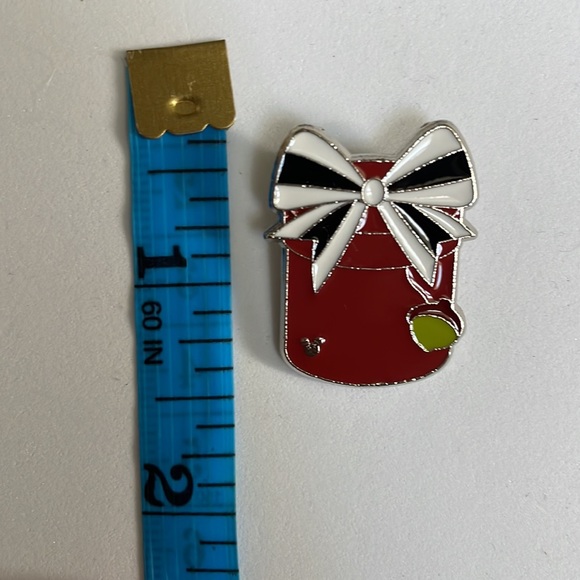 Disney chip and dale present acorn pin - Picture 3 of 3